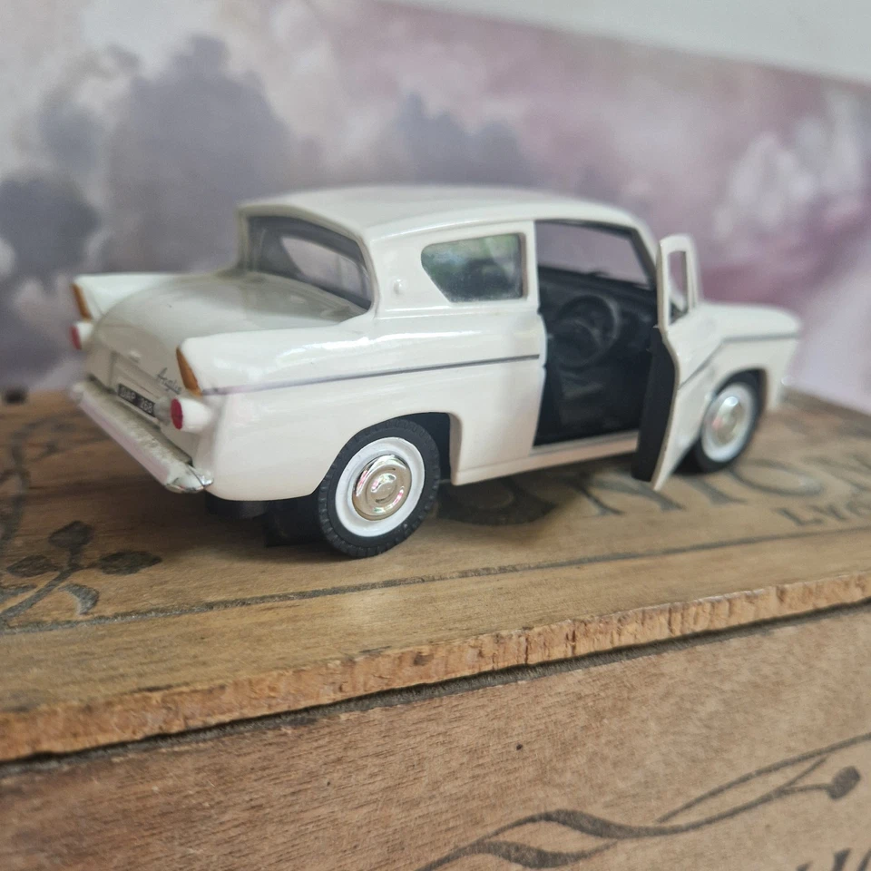 Coche modelo réplica fundido a presión Vanguard Anglia Police 1/32, DP5048 Saico Foto 4 de 4