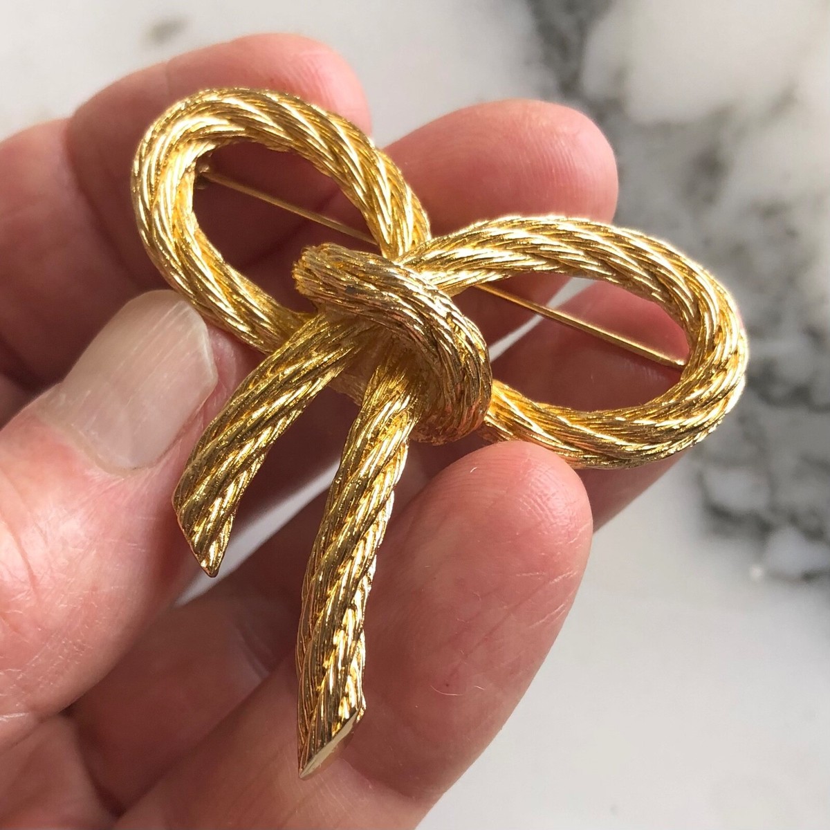 SIGNED vintage CHRISTIAN DIOR gold-plated ROPE BOW BROOCH PIN xlnt