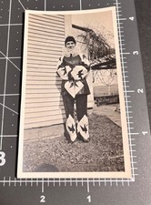 Mujer de la década de 1910 con DISFRAZ DE GOLONDRINAS INUSUALES DISFRAZ DE PÁJARO Halloween Foto instantánea vintage