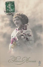 CP BONNE ANNEE FEMME ELEGANTE MAQUILLEE SOURIANTE FOURRURE ROSES HOUX - 20272