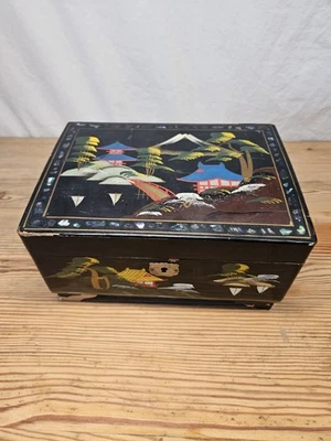 VINTAGE JAPANESE MUSICAL JEWELLERY BOX FUJI PAGODA MOTHER OF PEARL LACQUER - Image 1 of 4