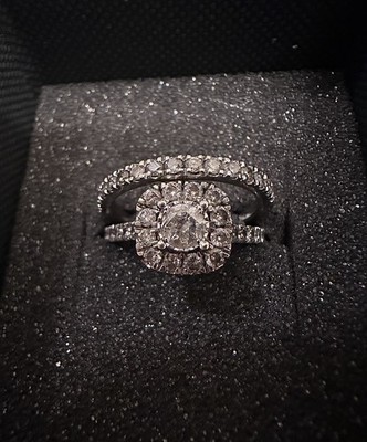 ELEGANTER 10K WEISSGOLD 0,6 CT TW DIAMANT HALO BRAUTRING SET GRÖSSE 5,25
