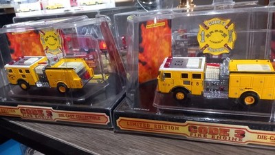 2 X Code 3 Collectibles Honolulu Fire Dept/ E1 & E8 / Seagrave Pumper 02454 OVP