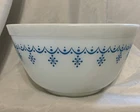PYREX Snowflake Garland #402 Mixing Bowl Blue White 1.5 QT Retro 1970  MCM VTG