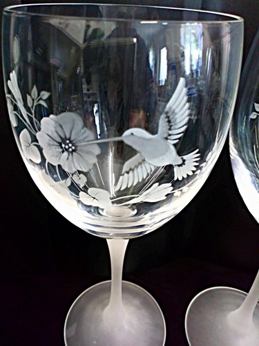2 X Vintage Avon Lead Crystal HUMMINGBIRD Large Wine Glasses 21cm tall - Picture 3 of 4