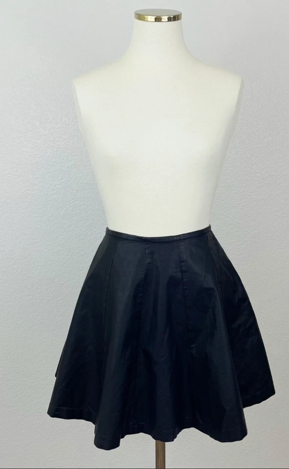 Minifalda patinadora L'Amour Nanette Lepore negra plisada de cuero sintético talla M Foto 2 de 4
