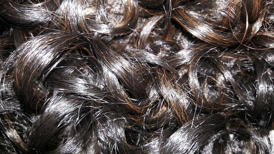 Peluca Motown Tress Curve parte de encaje profundo YURI negra con reflejos marrones corta rizada Foto 3 de 4