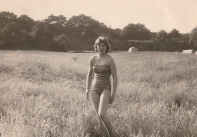 Vintage Foto Schöne Frau im Badeanzug Momentaufnahme