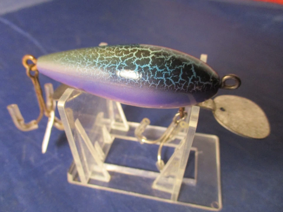 ANTIGUO SEÑUELO DE PESCA DE MADERA CRAQUELADA AZUL PULGAR TOM QUILLA REPINTADO BONITO Foto 2 de 4