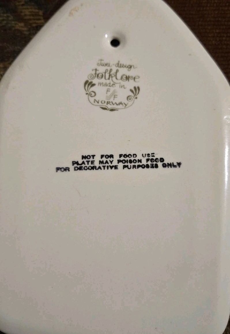 Figgjo Norway Flint Man Woman FOLKLORE Salt Pepper Shakers Trivet Plaque