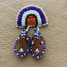 Vintage Ręcznie robione Indianie Indianie Miniaturowe mokasyny Nasiona Koraliki Pin