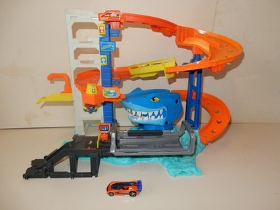 Hot Wheels Shark Attack Garage mit Auto