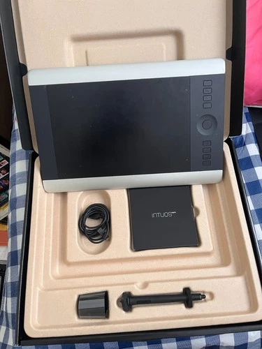 Wacom Intuos Pro PTH-651 SE Medium Pen & Touch Tablet