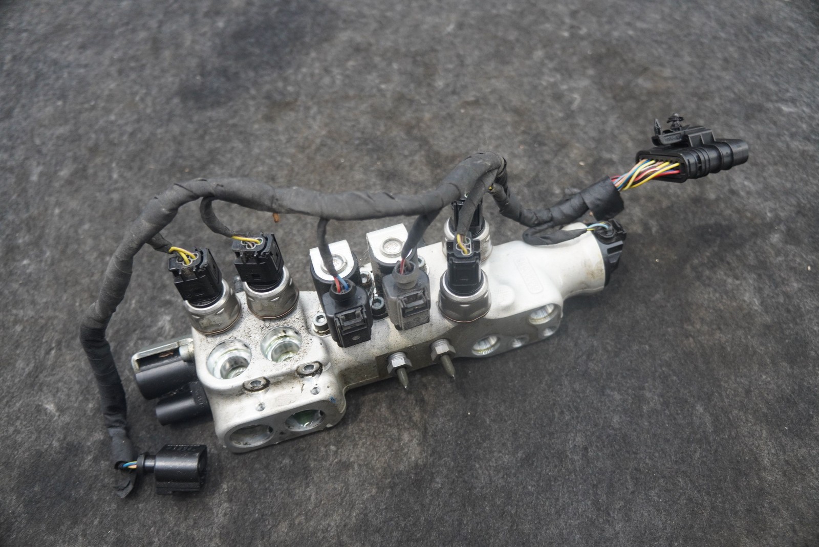 Hydraulic Suspension Pump Valve Block 14B0276CP OEM McLaren 720S 2020