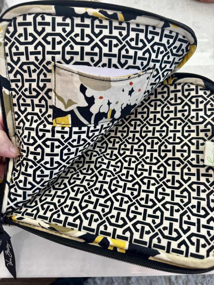 Vera Bradley Funda Acolchada Ipad Tablet 8" X 10" Amarillo/Gris Barroco Foto 4 de 4