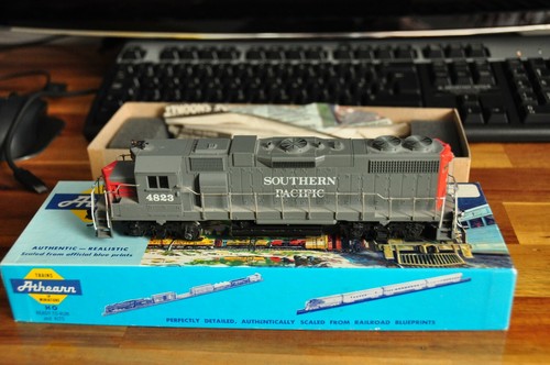 Boxed Athearn GP-38-2 PWR Southern Pacific Diesellok HO Scale 4610, 4823 | Zustand: Used