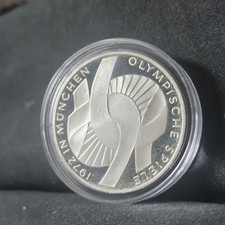 10 DM - Gedenkmünze - Olympische Spiele 1972 München - verschlungene Arme -  D