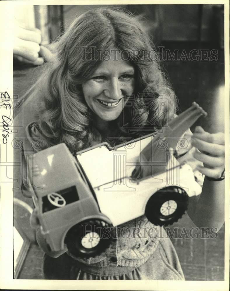 Press Photo Elf Louise with firetruck toy and smiling - saa09105