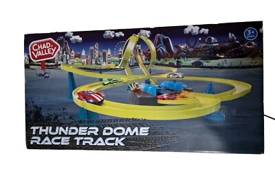BRANDNEU Chad Valley THUNDER DOME Rennbahn Set mit 2 Autos. Geschenk für Kinder 