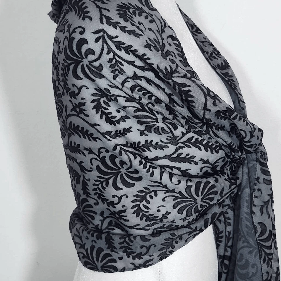 Cejón Negro y Gris Texturizado Envoltura Talla Única Bufanda Transparente con Patrón de Hoja Negra Foto 4 de 4