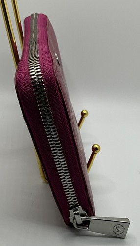A Very Rare Vintage NWOT Leather Zip Around Valentina Wallet - Picture 2 of 4