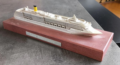 COSTA MEDITERRANEA Schiffsmodell auf Holzsockel mit Schiffsdaten auf Boden