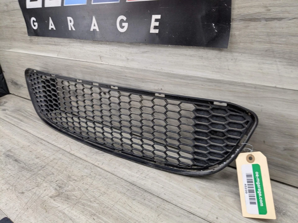 08-13 OEM BMW E82 E88 128i 135i M SPORT parachoques delantero rejilla central inferior Foto 3 de 4