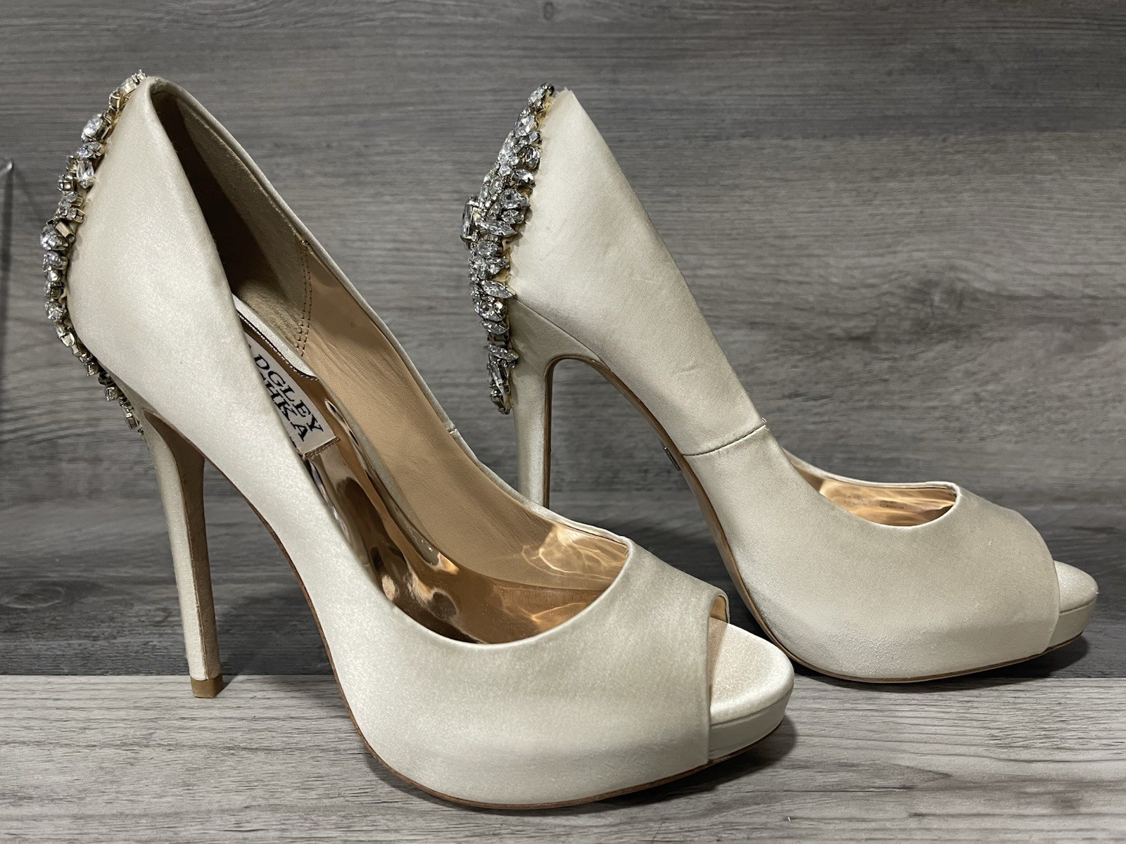 Badgley Mischka Women's Kiara Platform Pump  - ivory - Size 6 NEW