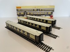 Hornby R4196 OO Gauge 'THE GOLDEN ARROW' COACHES PACK