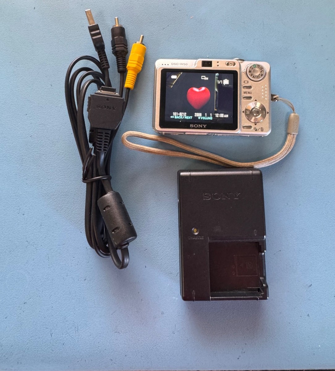 【極美品】SONY Cyber-shot DSC-W50 付属品有 Sony Cyber-shot DSC-W50 6.0MP Digital Camera - Silver for sale
