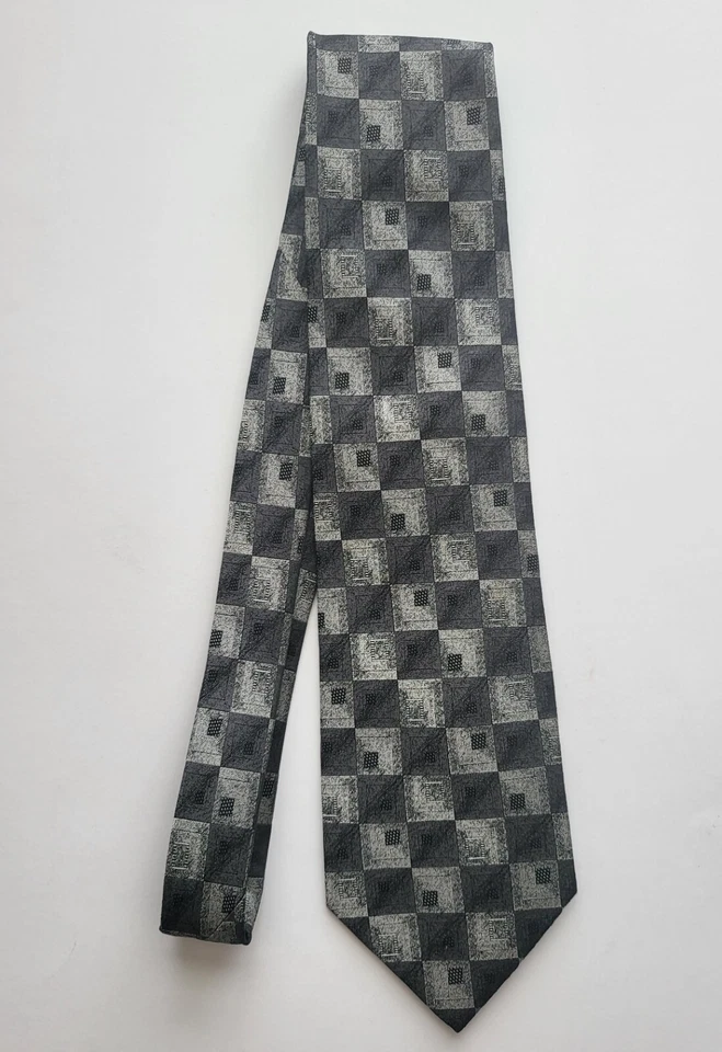Corbata de cuello largo George All Silk hecha a mano negra plateada con estampado a cuadros para hombre Foto 2 de 4