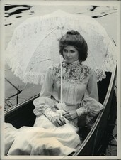 1979 Press Photo Lindsay Wagner in costume for The Two Worlds of Jennie Logan