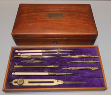 - BOITE COMPAS ANCIENNE PLUS UNE PLAQUE AVEC USTENSILES  23 ELEMENTS en TOUT   D