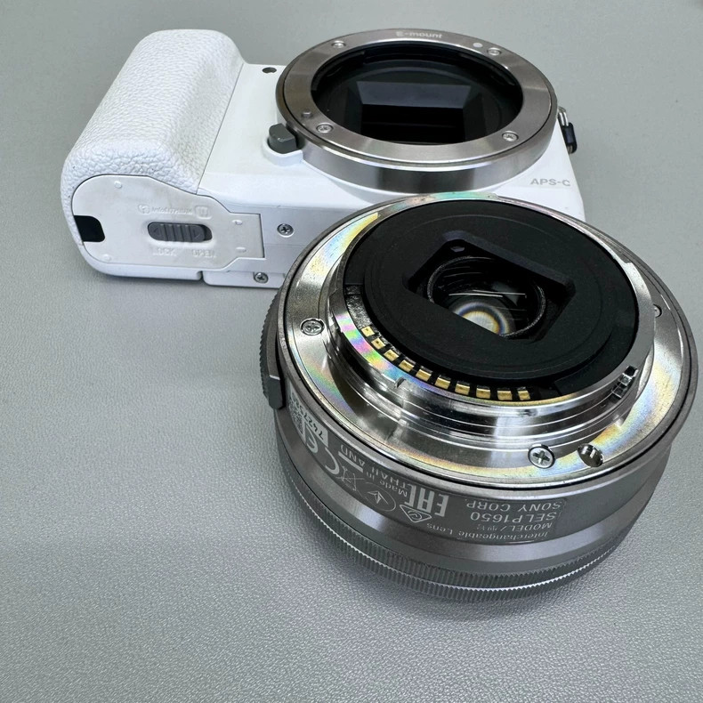 Sony Alpha a5100 24MP Mirrorless Digital Camera White w/ 16-50mm