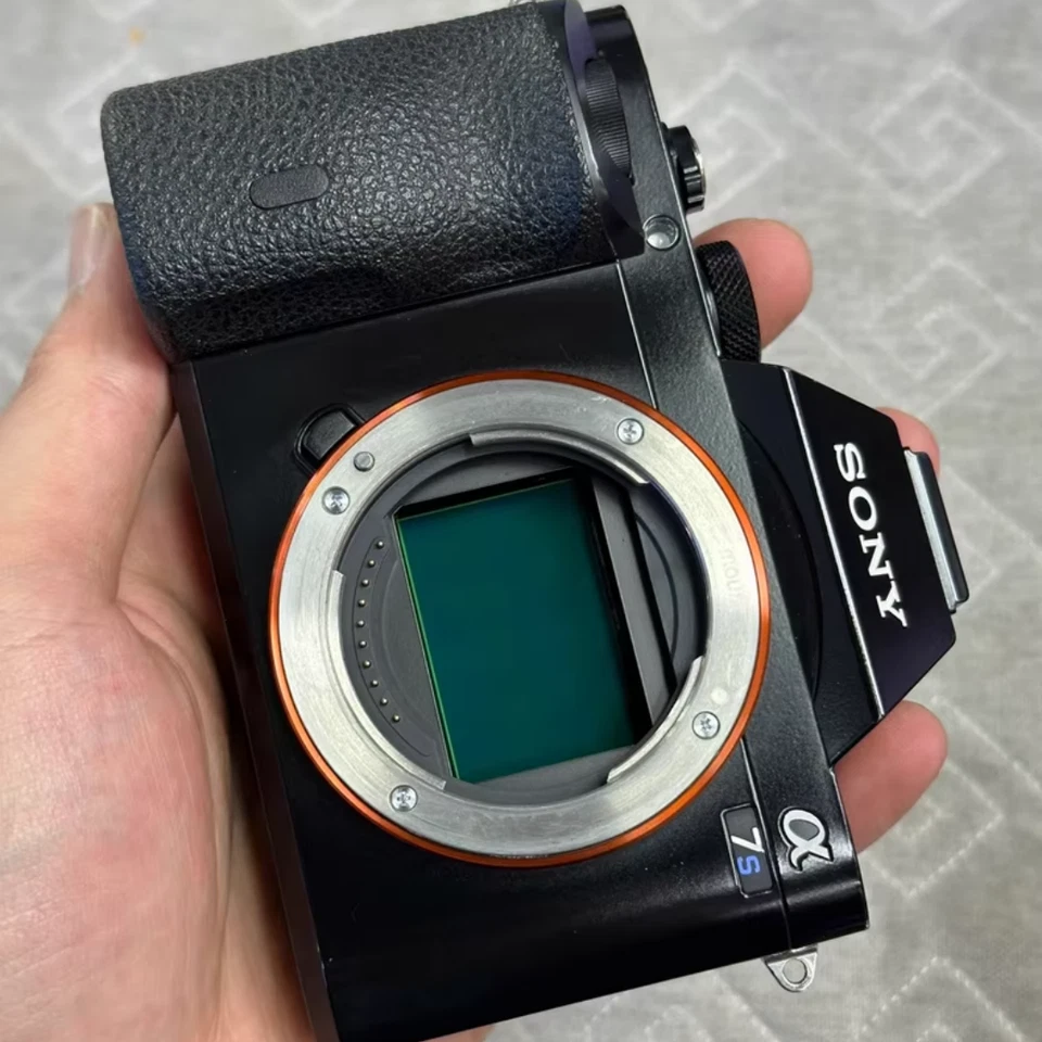 【ПОЧТИ КАК НОВАЯ】Цифровая камера Sony Alpha a7S беззеркальная - только корпус - Изображение 2 из 4