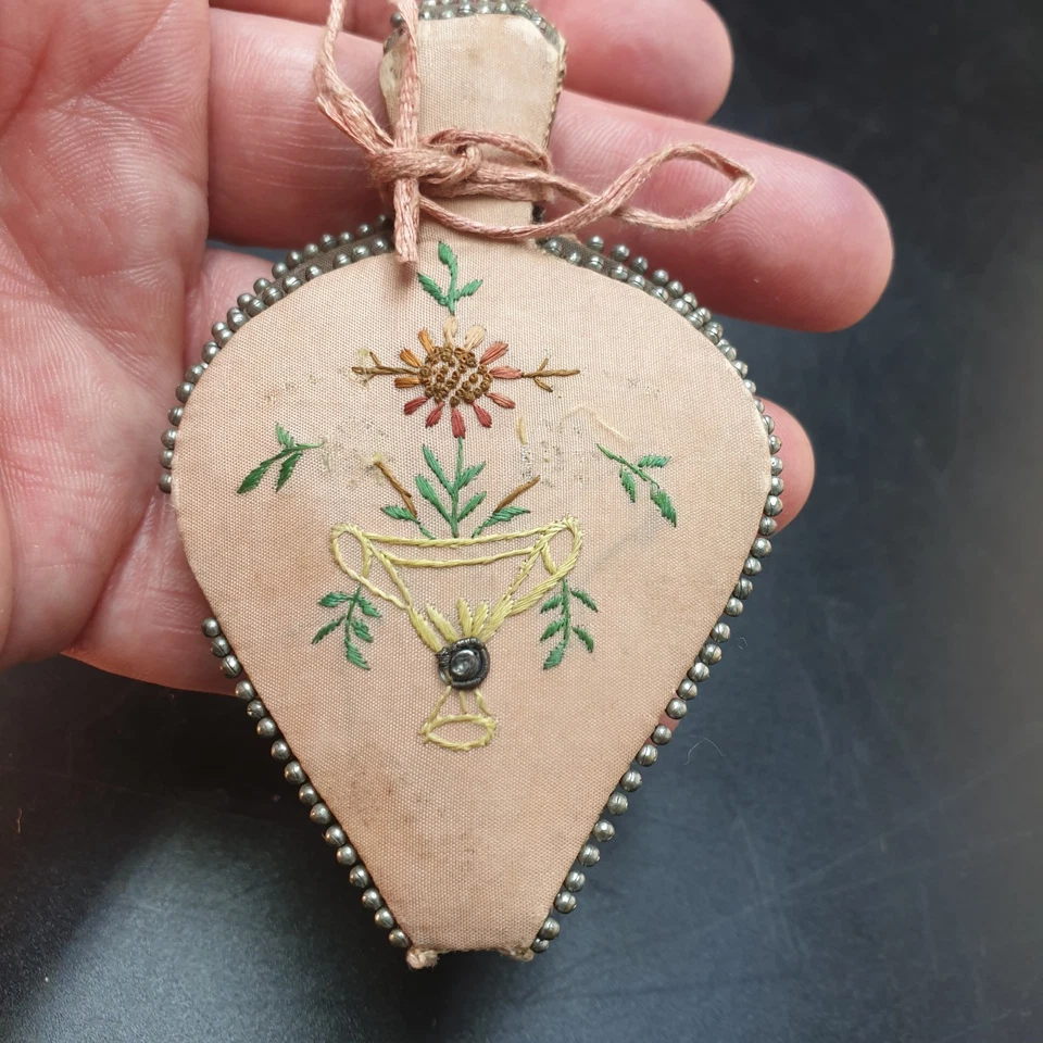 Pique aiguilles ancien Brodé fleur pensée Travail de couvent Religieuse XIXe - Photo 2/4