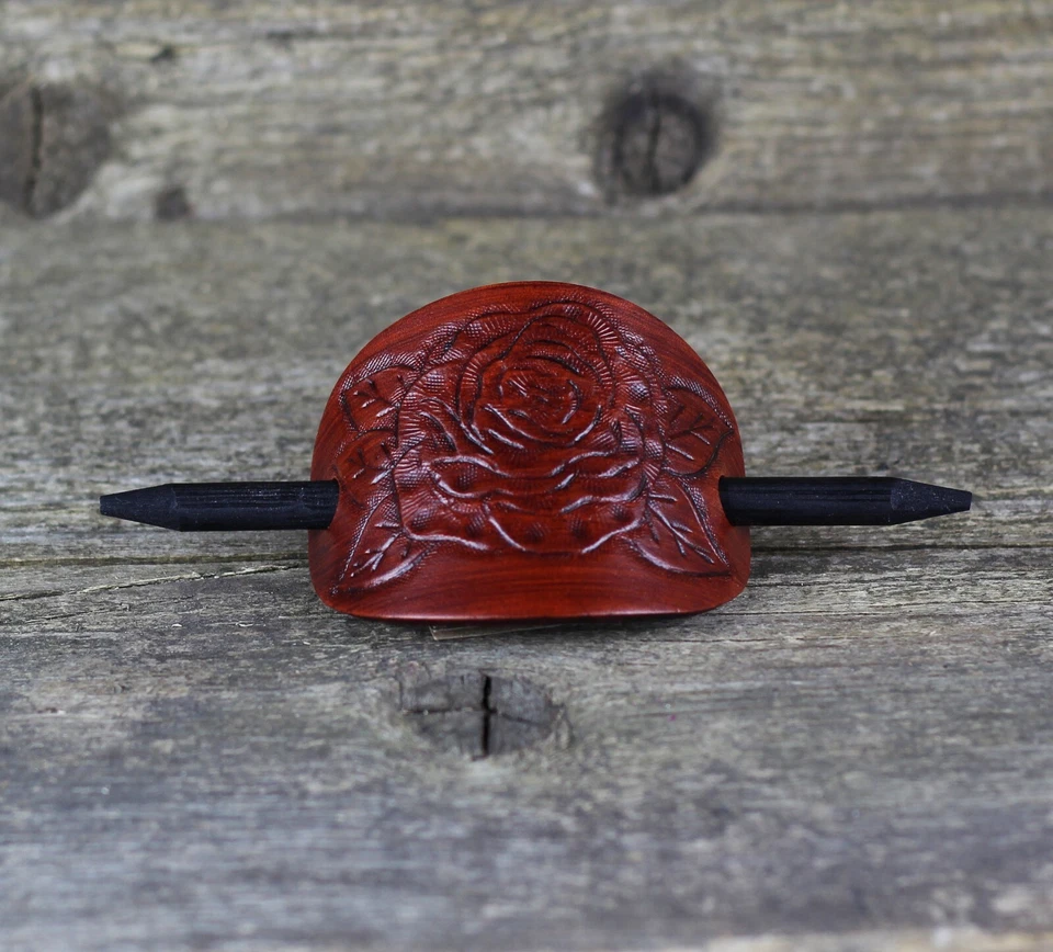 Cordón ovalado de cuero con flor, accesorios para el cabello, horquilla. Foto 2 de 4