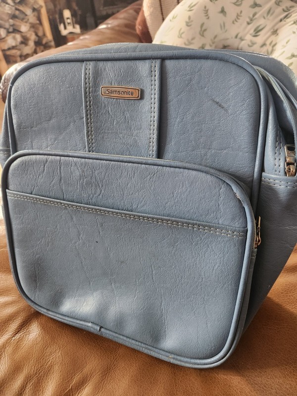 samsonite carry on shoulder bag