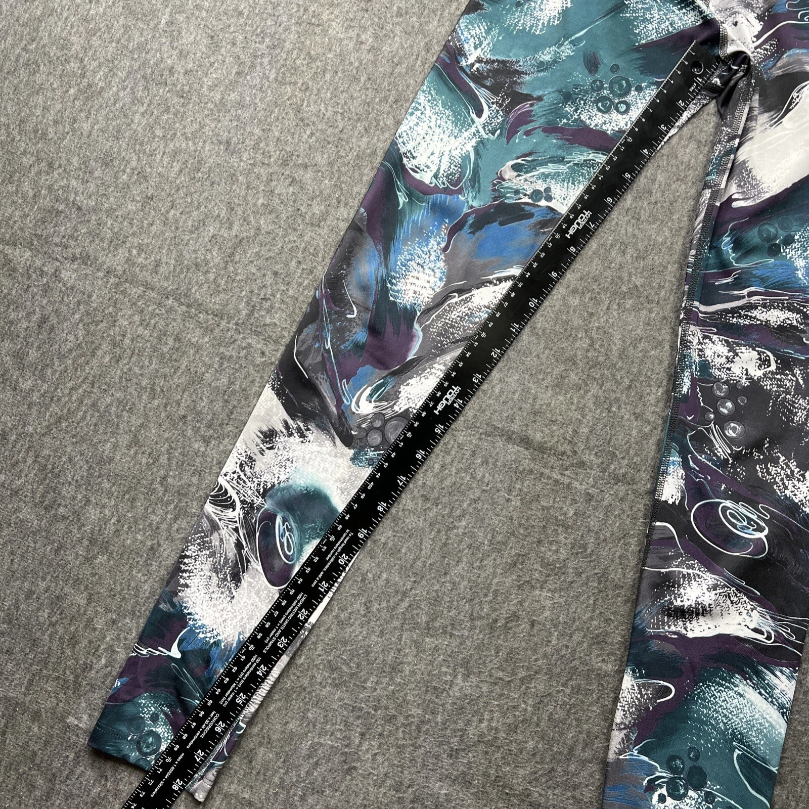 beyond-yoga vysokým pasem abstraktním vzorem leggings