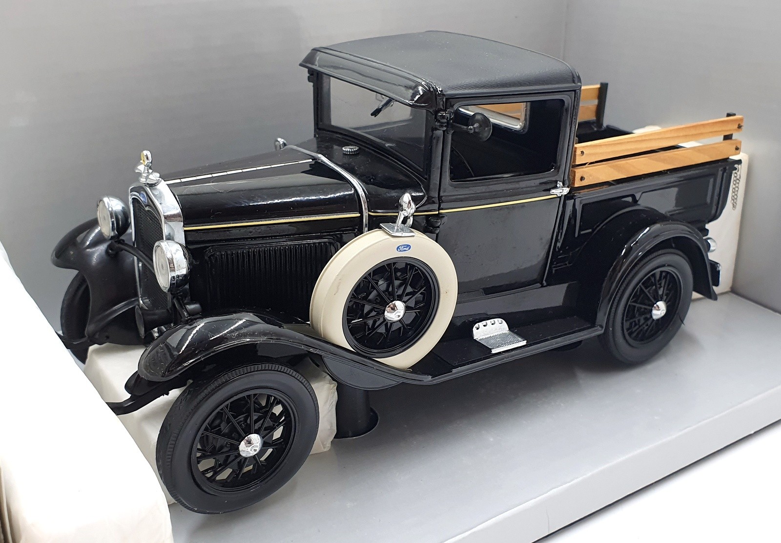 Motor City 1/18 Scale Diecast 11006 - 1931 Ford Model A Pick Up - Black
