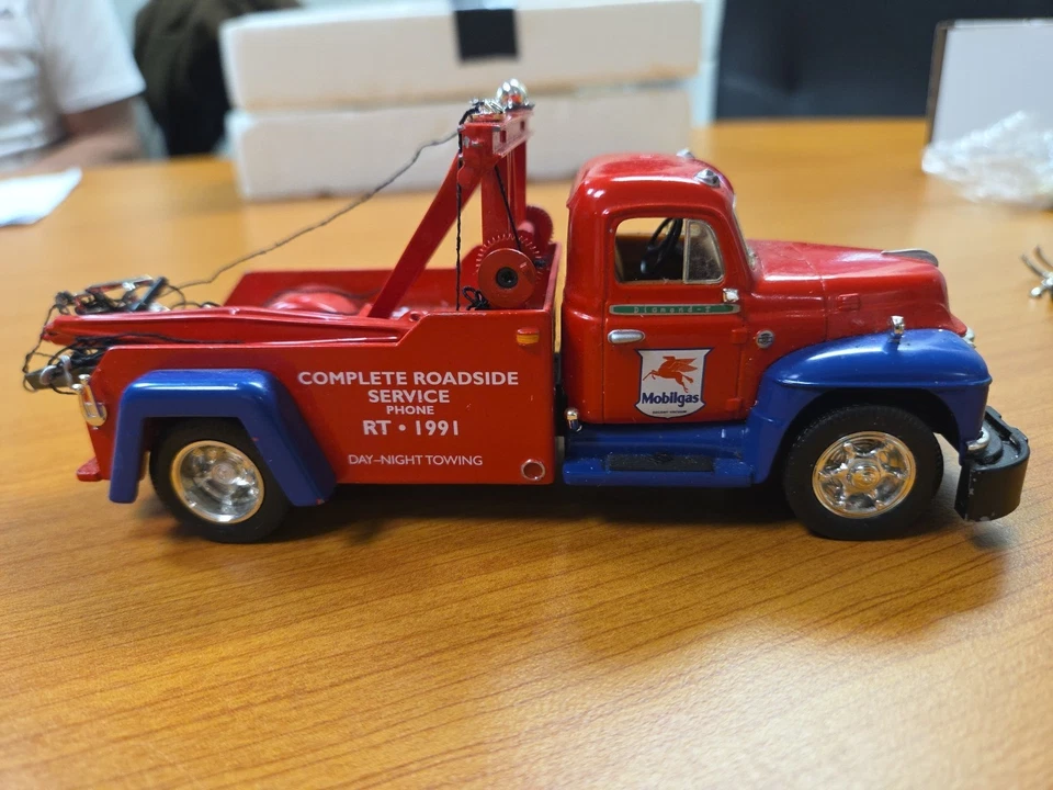 Camión de remolque First Gear 1955 Diamond T Mobilgas rojo y azul escala 1:34 camión fundido a presión Foto 3 de 4