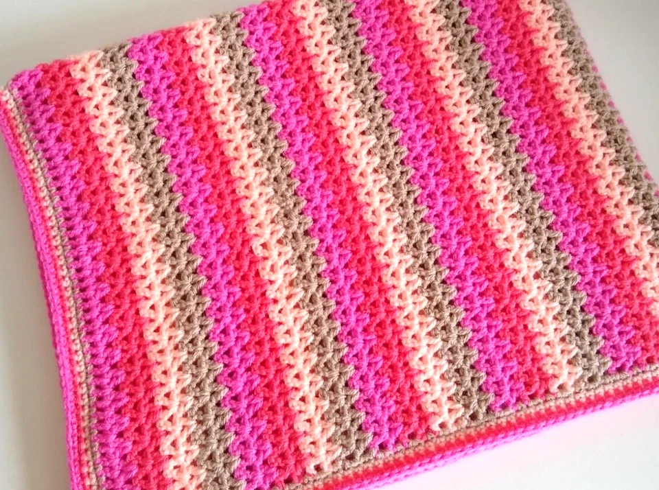 Manta brillante hecha a mano de ganchillo para bebé niña para cochecito/cuna/cuna/cesta Moisés NUEVA Foto 4 de 4