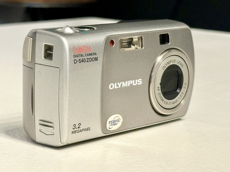 Olympus CAMEDIA D540 Zoom 3.2MP Digital Camera Silver Tested Works