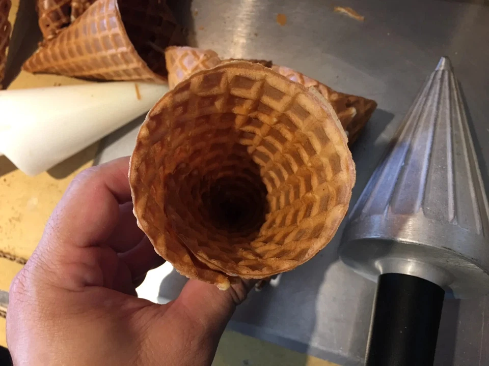 Molde comercial para hacer cono de gofres de 10" herramienta de formación de rodillos para helados Foto 2 de 4