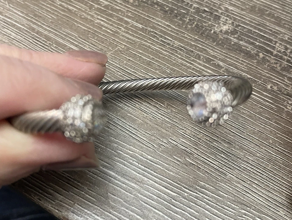 Brazalete de plata con cable trenzado con tapas de cristal  Foto 4 de 4