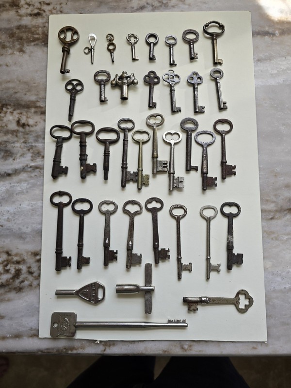 37 Vintage Antique Skeleton Plus Other Keys Large Lot See Photos!