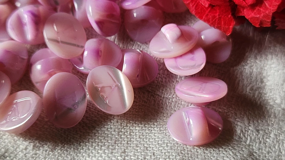 Lot 6 boutons vintage en nacre violet 0,8 sur 1,1  Valentino Garavani ref 3826 - Photo 2/3