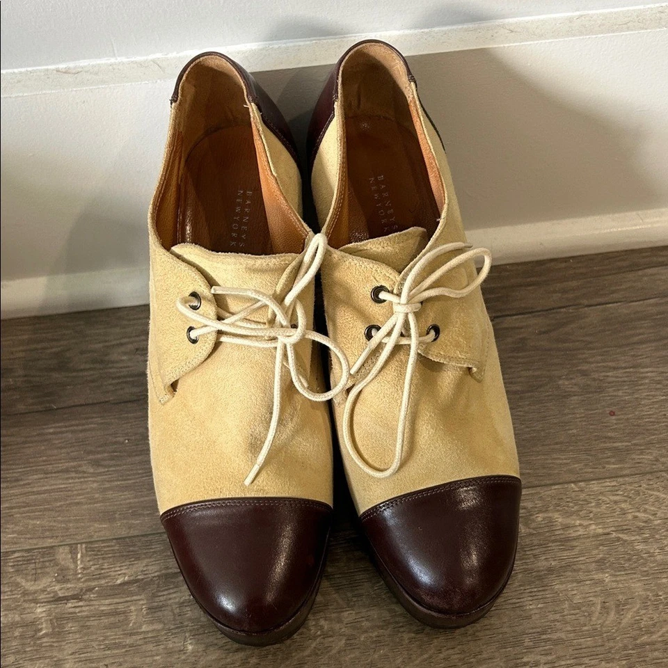 Elegantes zapatos de cuña Barneys New York crema y marrón Foto 4 de 4