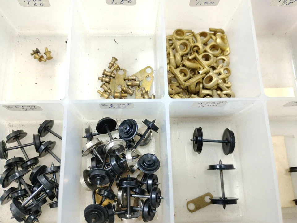 HUGE LOT 50+ MANTUA TYCO HO TRAIN WHEELS AXELS Small Parts DIVIDER BOX LIONEL? - Image 4 of 4