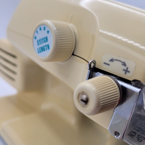 The Blind Hemmer BH600 Sewing Machine Tested, Working Well - Picture 9 of 17